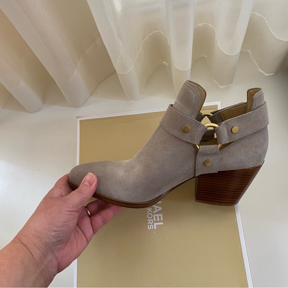 NWB MICHAEL MICHAEL KORS Pamela Suede Ankle Boots - Picture 4 of 9